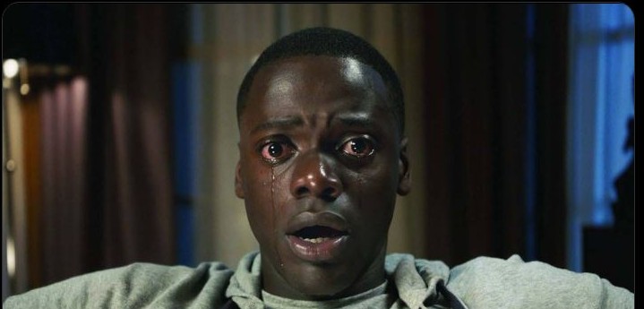 泣く男(ガイ)のリアクションとして使われる映画のフリーズフレームで目を潤ませて泣く男