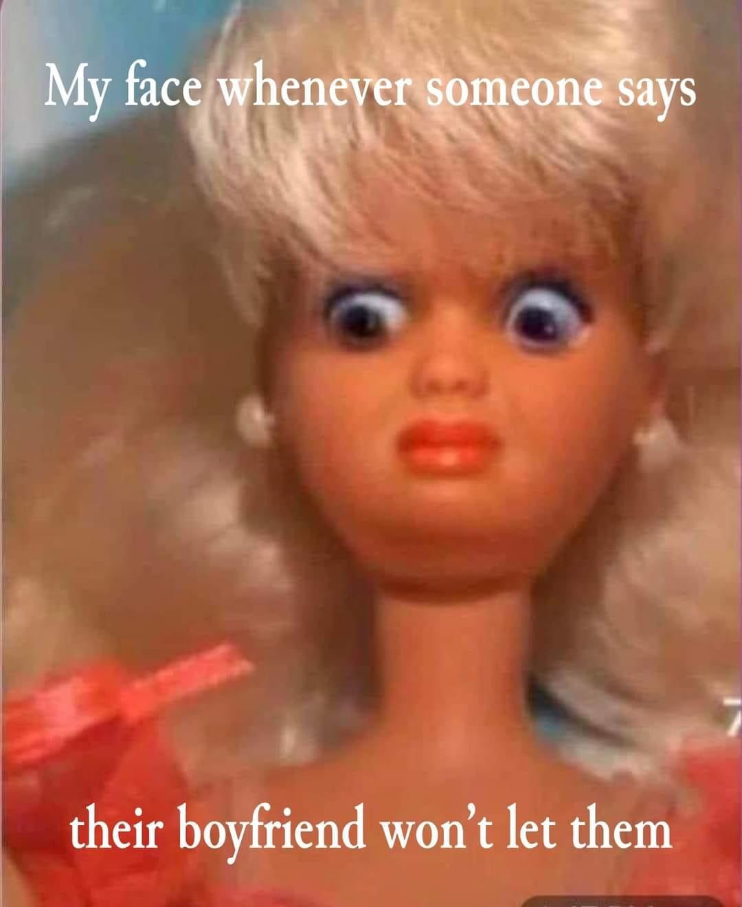 「誰かが彼氏に許してもらえないって言うたびの私の顔」というキャプションがついた Disgusted Barbie ミーム
